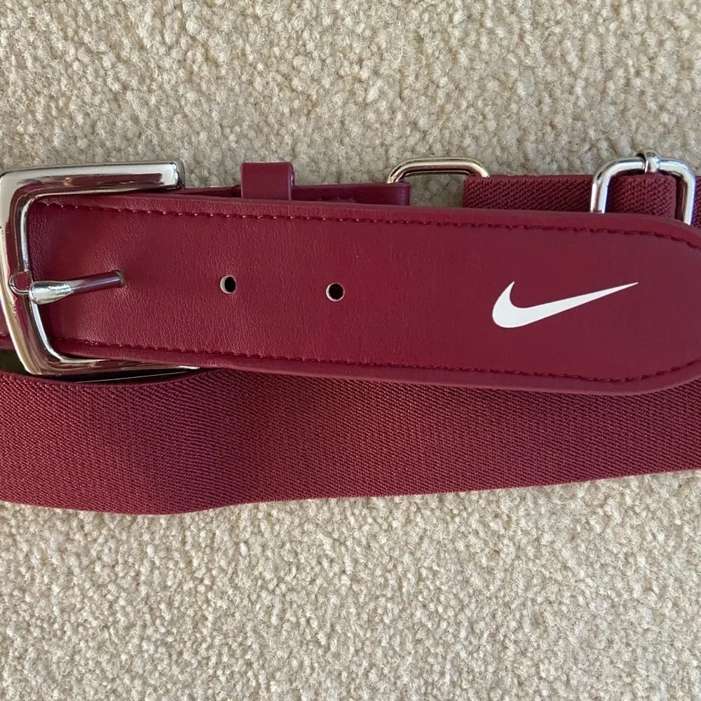 Nike adjustable one size burgundy stretch belt, new